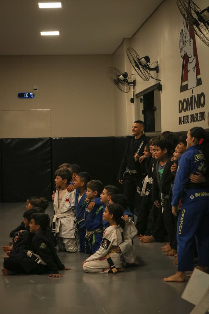 Mestre ensinando Jiu-Jitsu